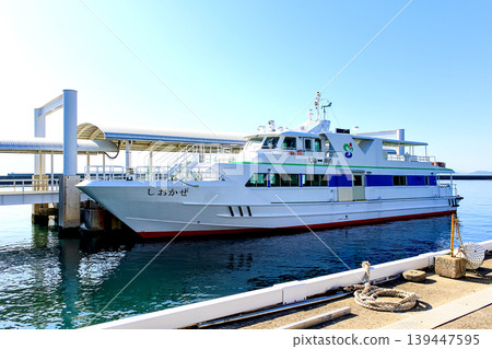 【福岡】宗像初夏:客輪「潮風號」停靠大島港。 【福岡】宗像初夏:客輪「潮風號」停靠大島港。 139447595