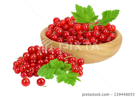 Red currant berries in a wooden bowl isolated on white background 139448055