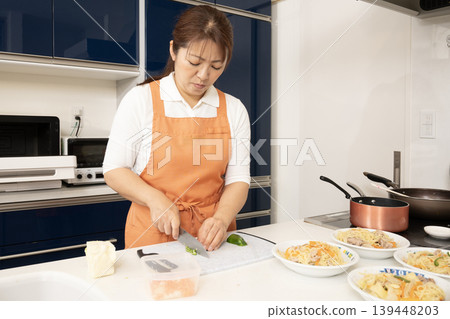 A woman who does housework and cooking. A woman who does housework and cooking. 139448203