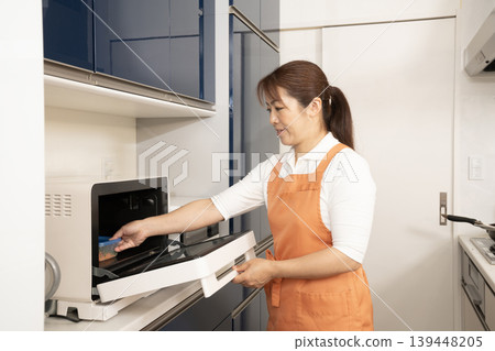 A woman who does housework and cooking. A woman who does housework and cooking. 139448205