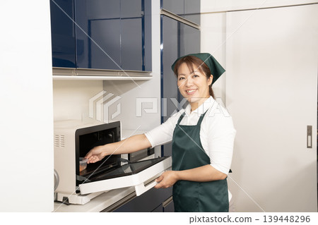 一位做家事和做飯的女性。 一位做家事和做飯的女性。 139448296