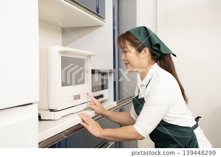 A woman who does housework and cooking. A woman who does housework and cooking. 139448299