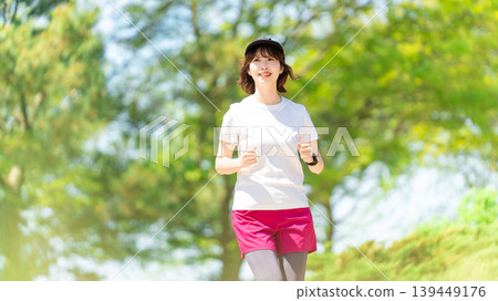 一位女子在綠地中奔跑 一位女子在綠地中奔跑 139449176