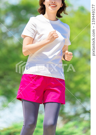 一位女子在綠地中奔跑 一位女子在綠地中奔跑 139449177