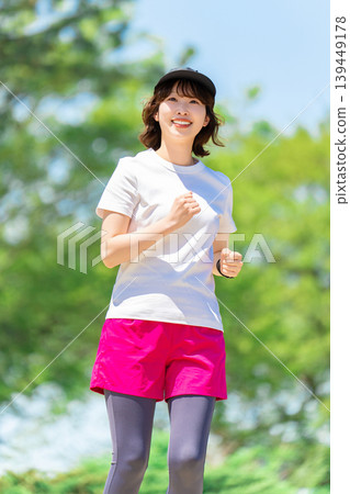 一位女子在綠地中奔跑 一位女子在綠地中奔跑 139449178
