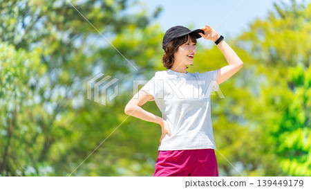 A woman gazing into the distance in nature - Sports A woman gazing into the distance in nature - Sports 139449179