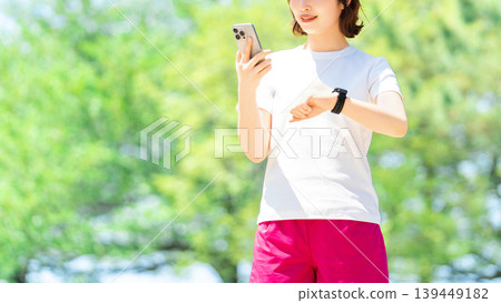 女性運動活動需檢查心率和速度 女性運動活動需檢查心率和速度 139449182