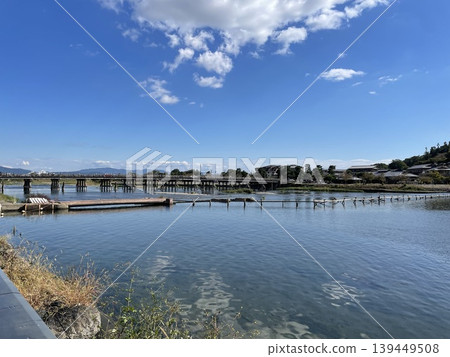 京都渡月橋和寧靜的景色 京都渡月橋和寧靜的景色 139449508