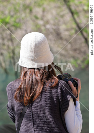 一位女士正在拍攝一片綠葉繁茂的森林。 一位女士正在拍攝一片綠葉繁茂的森林。 139449645