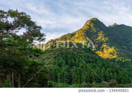 屋久島近海阿爾卑斯山:晨曦照耀下的山坡(秋季) 屋久島近海阿爾卑斯山:晨曦照耀下的山坡(秋季) 139449801