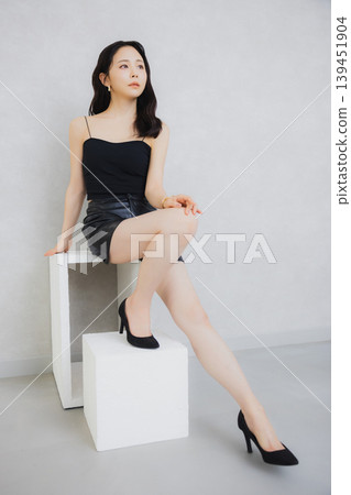 攝影棚拍攝中的女模特 139451904