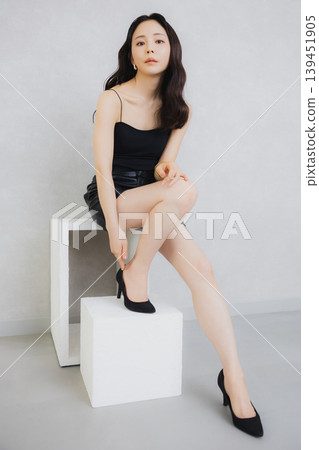 攝影棚拍攝中的女模特 139451905