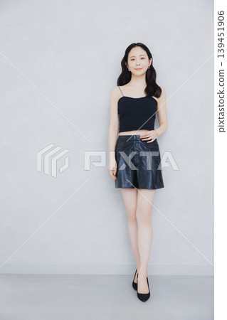 攝影棚拍攝中的女模特 139451906