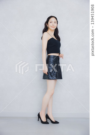 攝影棚拍攝中的女模特 攝影棚拍攝中的女模特 139451908