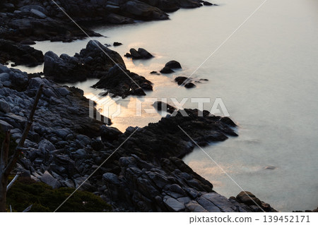 The sunset over Yakushima, where gods reside, shimmering in the waves (winter) The sunset over Yakushima, where gods reside, shimmering in the waves (winter) 139452171