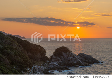 The sunset over Yakushima, where gods reside: The setting sun (winter) The sunset over Yakushima, where gods reside: The setting sun (winter) 139452223