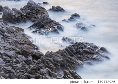 The sunset over Yakushima, where gods reside, shimmering in the waves (winter) The sunset over Yakushima, where gods reside, shimmering in the waves (winter) 139452926