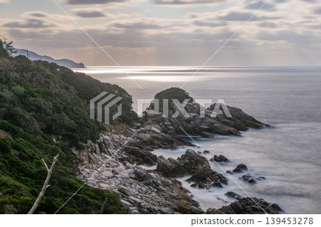 The sunset over Yakushima, where gods reside, shimmering in the waves (winter) The sunset over Yakushima, where gods reside, shimmering in the waves (winter) 139453278