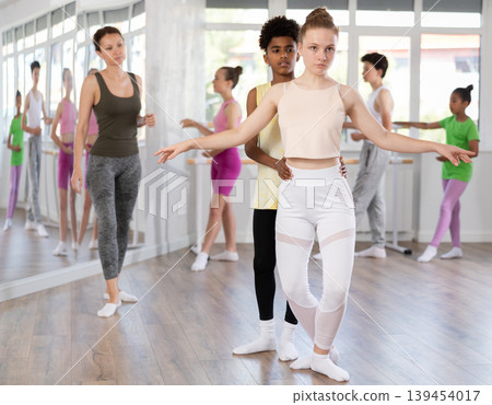 Couple boy and girl teenagers rehearsing ballet 139454017