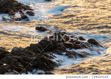 The sunset over Yakushima, where gods reside, shimmering in the waves (winter) The sunset over Yakushima, where gods reside, shimmering in the waves (winter) 139454143