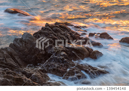 The sunset over Yakushima, where gods reside, shimmering in the waves (winter) The sunset over Yakushima, where gods reside, shimmering in the waves (winter) 139454148