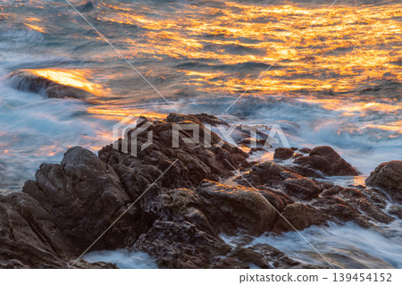 The sunset over Yakushima, where gods reside, shimmering in the waves (winter) The sunset over Yakushima, where gods reside, shimmering in the waves (winter) 139454152