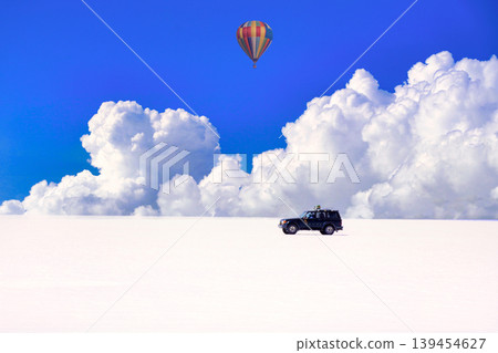 The stunning white landscape of the Uyuni Salt Flats in Bolivia during the dry season. 139454627