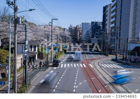 櫻花盛開時分，飛鳥山路口的交通狀況 [交通圖] 139454693