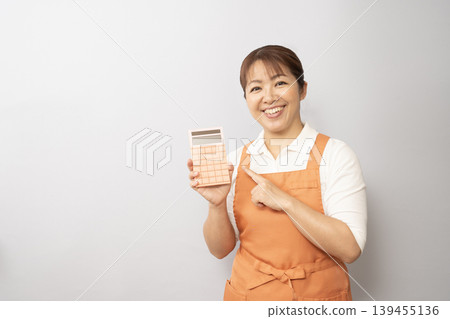 一位拿著計算器的家事阿姨 一位拿著計算器的家事阿姨 139455136