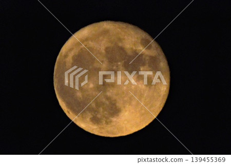 月亮漂浮在月夜的夜空中 月亮漂浮在月夜的夜空中 139455369