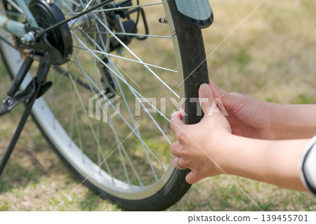 自行車維修工的雙手 139455701