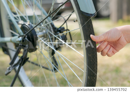 自行車維修工的雙手 自行車維修工的雙手 139455702
