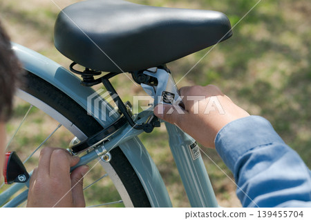自行車維修工的雙手 自行車維修工的雙手 139455704