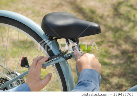 自行車維修工的雙手 自行車維修工的雙手 139455705