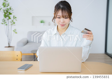 網上購物,女人,電腦 網上購物,女人,電腦 139455831