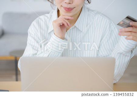 網上購物,女人,電腦 網上購物,女人,電腦 139455832