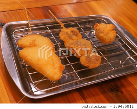日式休閒酒吧美食：新鮮炸串和串炸套餐 2，盛放在托盤上。 139456011