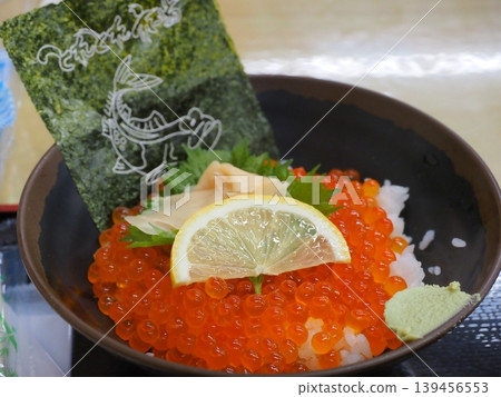 一碗閃閃發光的鮭魚籽，宛如寶石：托雷托雷市場奢華海鮮美食的特寫。 139456553