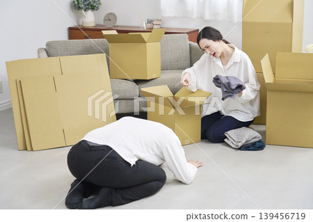 一對夫婦在搬家過程中發生爭吵，男方道歉，女方生氣。 139456719