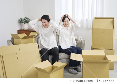 一對夫婦正在為搬家的事情絞盡腦汁。 139456722
