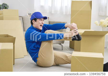 一名搬家公司員工腿部受傷 139456750