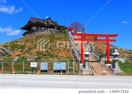 提升運勢的能量點 | 八戶市黑尾鷗棲息的甲布島，島上的神社與蔚藍天空盡收眼底 139457242
