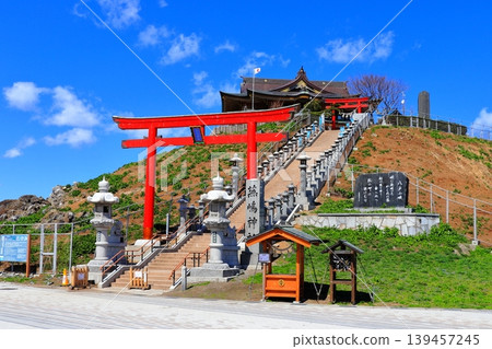 提升運勢的能量點 | 八戶市黑尾鷗棲息的甲布島，島上的神社與蔚藍天空盡收眼底 139457245