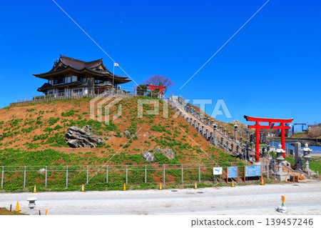 提升運勢的能量點 | 八戶市黑尾鷗棲息的甲布島，島上的神社與蔚藍天空盡收眼底 139457246