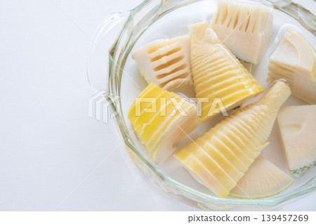 刺穿的竹筍 刺穿的竹筍 139457269