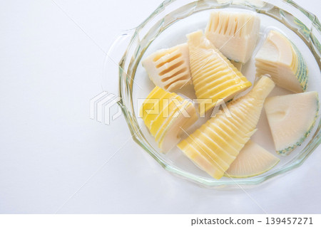 刺穿的竹筍 刺穿的竹筍 139457271
