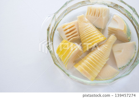 刺穿的竹筍 刺穿的竹筍 139457274