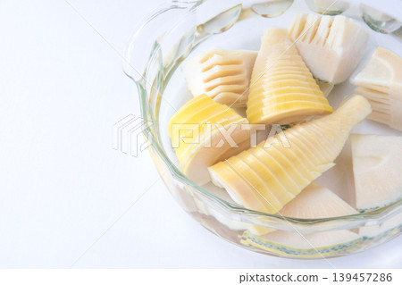 刺穿的竹筍 刺穿的竹筍 139457286