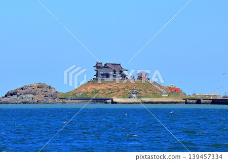 A power spot where your luck will improve | The shrine and the blue sky view on top of Kabushima Island, a black-tailed gull island in Hachinohe A power spot where your luck will improve | The shrine and the blue sky view on top of Kabushima Island, a black-tailed gull island in Hachinohe 139457334