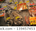 來自和歌山縣白濱市渡渡市場（Toretore Market）的新鮮劍尖魷和大鰭礁魷。是製作刺身和燒烤的完美海鮮。 139457453